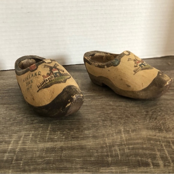 Vtg 1945 Hand Crafted Pair of Wooden Clogs - Picture 5 of 14